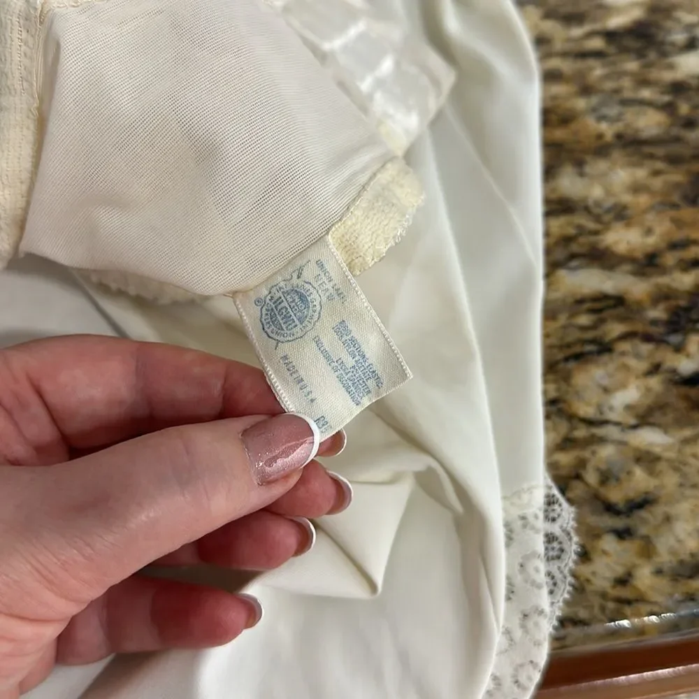 Sno-Flake Bow Bra By Bali Vintage Ivory Chemise With Lace Detail Size 36D